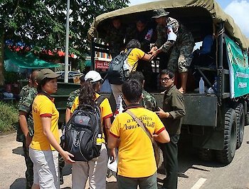 Ehrenamtliche Scientology Geistliche von Si Racha (Thailand) helfen in guten wie in schlechten Zeiten